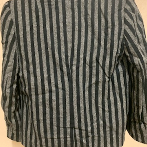 Cute blazer to wear to work or out. - Picture 3 of 4